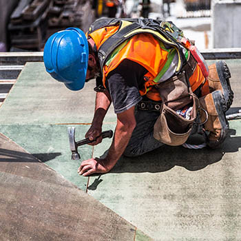 Ouvrier gros œuvre chantier Côte d'Azur